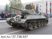 Ногинск. Парад военной техники времён Великой Отечественной войны 9 мая, Т34 (2022 год). Редакционное фото, фотограф Дмитрий Неумоин / Фотобанк Лори