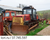 Городищенский район, Волгоградская область, Россия.  Деревенский пейзаж, старый бульдозер ВТ-130,  предназначенный для сельскохозяйственных и противопожарных работ. (2022 год). Редакционное фото, фотограф Андрей Цыганков / Фотобанк Лори