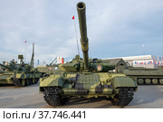Советский танк Т-64Б1(объект 437) на военно-техническом форуме "Армия-2020". Вид спереди. Редакционное фото, фотограф Виктор Карасев / Фотобанк Лори
