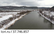 Южный Урал, Башкирия, река Юрюзань осенью. Вид с воздуха. The Southern Urals, Bashkiria, Yuryuzan river in autumn. Aerial view. Стоковое видео, видеограф Евгений Романов / Фотобанк Лори