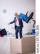 Old male employee working overtime in the office. Стоковое фото, фотограф Elnur / Фотобанк Лори