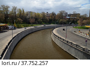 View of Yauza river from Kostomarovsky bridge in spring, Moscow, Russia (2022 год). Редакционное фото, фотограф Алексей Антипов / Фотобанк Лори