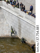 Moscow Russia - may 07 2022: Rescue operation to save a man who fell into a river in the city center. Редакционное фото, фотограф Yuriy Savin / Фотобанк Лори