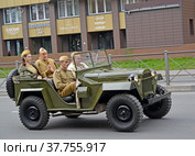 Автомобиль ГАЗ-67 ("Иван-Виллис") с военными реконструкторами на Советском проспекте Калининграда после парада в честь Дня Победы 9 мая 2021 года. Редакционное фото, фотограф Ирина Борсученко / Фотобанк Лори