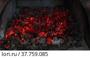 Glowing embers in stove of country house. Стоковое видео, видеограф Владимир Григорьев / Фотобанк Лори