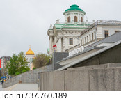 Вид на Храм Христа Спасителя и Дом Пашкова. Станция метро "Боровицкая". Москва. Россия (2022 год). Редакционное фото, фотограф E. O. / Фотобанк Лори
