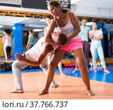 Girl practicing inverted facelock in sparring with man. Стоковое фото, фотограф Яков Филимонов / Фотобанк Лори