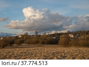 View of village from field of Klin-Dmitrovsky ridge in early spring, Sergiev Posad District, Moscow Region, Russia (2020 год). Стоковое фото, фотограф Алексей Антипов / Фотобанк Лори