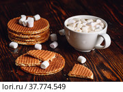 Dutch Waffles with Coffee and Marshmallow. Стоковое фото, фотограф Всеволод Белоусов / Фотобанк Лори