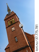 Sightseeing. The red brick church tower is aimed at the blue sky in Zelenogradsk, Kaliningrad region, Russia, near the Baltic sea. (2022 год). Редакционное фото, фотограф Yuriy Savin / Фотобанк Лори