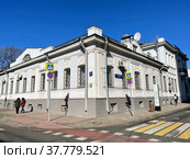 Москва, улица Малая Никитская, 28, строение 1, ​Вспольный переулок, 1. Здание построено в 1884 году для городского головы С. А. Тарасова (2022 год). Стоковое фото, фотограф Овчинникова Ирина / Фотобанк Лори