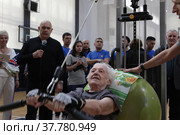 Нормевская Любовь Иосифовна в 88 летнем возрасте выполняет упражнение, Сергей Михайлович Бубновский следит за работой (2022 год). Редакционное фото, фотограф Дмитрий Неумоин / Фотобанк Лори