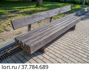 Парковая скамейка из деревянных брусьев. Стоковое фото, фотограф Вячеслав Палес / Фотобанк Лори
