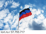 Flag of the self-proclaimed Donets People's Republic (DPR or DNR) (2022 год). Стоковое фото, фотограф Роман Самохин / Фотобанк Лори