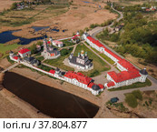 Ансамбль Троице-Сергиев Варницкого монастыря с высоты птичьего полета, Ростов Великий (2022 год). Редакционное фото, фотограф Julia Shepeleva / Фотобанк Лори