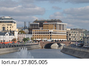 Осенний вид на Водоотводный канал, Малый Москворецкий мост, Кадашевскую набережную и Болотную улицу в Москве, Россия (2021 год). Редакционное фото, фотограф Елена Коромыслова / Фотобанк Лори