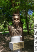 Симферополь. Бюст Володи Дубинина (1930-1942). Аллея пионеров-героев (Отреставрированный) (2022 год). Редакционное фото, фотограф Кирилл Репневский / Фотобанк Лори