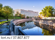 Бизнес-центр ЛеФорт с отражением, река Яуза, Москва (2022 год). Стоковое фото, фотограф Baturina Yuliya / Фотобанк Лори