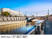 Госпитальный мост и Бауманский технический университет, река Яуза, Москва (2022 год). Стоковое фото, фотограф Baturina Yuliya / Фотобанк Лори