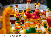 Филимоновская глиняная игрушка лежит на прилавке на фестивале "Тула - мастерская России" в городе Туле, Россия (2022 год). Редакционное фото, фотограф Николай Винокуров / Фотобанк Лори