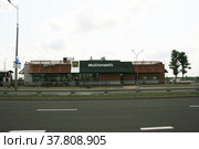 "Макдоналдс" (McDonald's), Минск, Беларусь (2021 год). Редакционное фото, фотограф Марина Шатерова / Фотобанк Лори