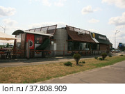 "Макдоналдс" (McDonald's), Минск, Беларусь (2021 год). Редакционное фото, фотограф Марина Шатерова / Фотобанк Лори