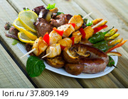 Bulgarian cuisine meshana scara with different grilled meat and vegetables. Стоковое фото, фотограф Яков Филимонов / Фотобанк Лори