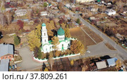 Вид сверху на храм архангела Михаила. Город Кушва. Свердловская область. Россия (2021 год). Стоковое видео, видеограф Евгений Ткачёв / Фотобанк Лори