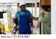 Flatmate is dissatisfied with the noise from drill and repairs. Стоковое фото, фотограф Яков Филимонов / Фотобанк Лори
