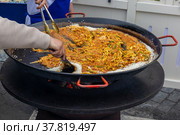 Cooking pasta in a huge frying pan on the grill. Стоковое фото, фотограф Yuriy Savin / Фотобанк Лори