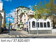 Сеченовский переулок, 2. Весенний солнечный день. Москва. Россия (2022 год). Редакционное фото, фотограф E. O. / Фотобанк Лори