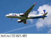 Airbus A320 neo (RA-73821) авиакомпании "Уральские авиалинии" крупным планом. Вид снизу (2022 год). Редакционное фото, фотограф Виктор Карасев / Фотобанк Лори