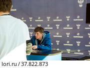 Игрок ФК "Зенит" Андрей Аршавин дает автографы. Спортивный комплекс Лужники. Май 2022. Редакционное фото, фотограф Владимир Макеев / Фотобанк Лори