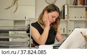 Sad woman bookkeeper doing paperwork in office. Стоковое видео, видеограф Яков Филимонов / Фотобанк Лори