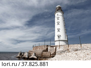 Белый маяк в Крыму на берегу моря (2021 год). Стоковое фото, фотограф Дроздова Елена / Фотобанк Лори