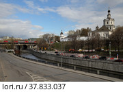 April 28, 2022, Moscow, Russia:   View of Yauza  river, Andronikov Viaduct and Spaso-Andronikov Monastery  from Kostomarovsky bridge in spring. Стоковое фото, фотограф Алексей Антипов / Фотобанк Лори