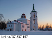 February sunrise on Cathedral Square. View of the old city bell tower. Kargopol, Arkhangelsk region. Russia (2021 год). Стоковое фото, фотограф Виктор Карасев / Фотобанк Лори