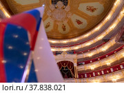 Вид на люстру, потолок с росписями и ложи в зрительном зале Государственного академического Большого театра России в городе Москве, Россия (2022 год). Редакционное фото, фотограф Николай Винокуров / Фотобанк Лори