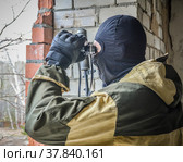 Солдат смотрит в бинокль. Наблюдение в зоне боевых действий. Стоковое фото, фотограф Виталий Михайлюк / Фотобанк Лори