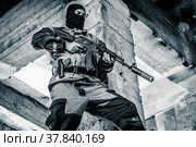 Вооружённый солдат спецназа. Городские бои. Наёмник с автоматом Калашникова. (2021 год). Редакционное фото, фотограф Виталий Михайлюк / Фотобанк Лори