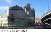 Барельеф Владимира Ильича Ленина на Здании фабричного управления Невская мельница  ОАО. Административное здание, Санкт-Петербург, Россия.Bas-relief of Vladimir Ilyich Lenin on the Building of the factory management of the flour mill Neva Mill JSC. Administration Building, Saint Petersburg, Russia (2022 год). Стоковое видео, видеограф Куликов Константин / Фотобанк Лори