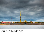 Вид на Петропавловскую крепость со стороны Невы. Осенний день, перед дождем. Санкт-Петербург. Россия (2021 год). Редакционное фото, фотограф E. O. / Фотобанк Лори