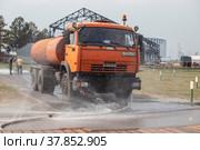 Россия. Нижний Новгород. Поливальная машина (2021 год). Стоковое фото, фотограф Литвяк Игорь / Фотобанк Лори