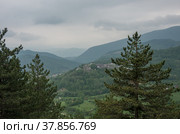 Вид на экодеревню Дрвенград (Мецавник/Кустендорф), построенную Эмиром Кустурицей в Мокра Гора в Западной Сербии (2018 год). Стоковое фото, фотограф Дымов Игорь / Фотобанк Лори