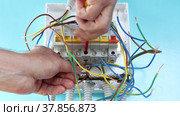 Installation of central circuit breaker panel or fuse box in house. Стоковое видео, видеограф Владимир Григорьев / Фотобанк Лори