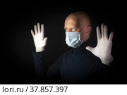 Мужчина в медицинской маске и в резиновых медицинских перчатках. Средства защиты от вирусных инфекций. Стоковое фото, фотограф Виталий Михайлюк / Фотобанк Лори