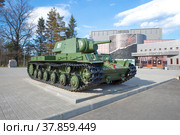 Тяжелый советский танк КВ-1  солнечным майским днем. Уличная экспозиция музея "Прорыв блокады Ленинграда". Кировск, Ленинградская область (2017 год). Редакционное фото, фотограф Виктор Карасев / Фотобанк Лори