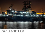 Балтийское море, Кронштадт. Учебный корабль Балтийского флота "Перекоп" у причала. Baltic Sea, Kronstadt. The training ship of the Baltic Fleet "Perekop" at the pier at night. (2021 год). Редакционное фото, фотограф Евгений Романов / Фотобанк Лори