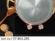 Copper pot with boiling water on a gas stove. Стоковое фото, фотограф Сергей Толмачёв / Фотобанк Лори