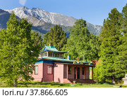 View of the Buddhist datsan Bodhidharma in the village of Arshan against the backdrop of the Eastern Sayan Mountains on a sunny day in June. Summer travel. Стоковое фото, фотограф Виктория Катьянова / Фотобанк Лори